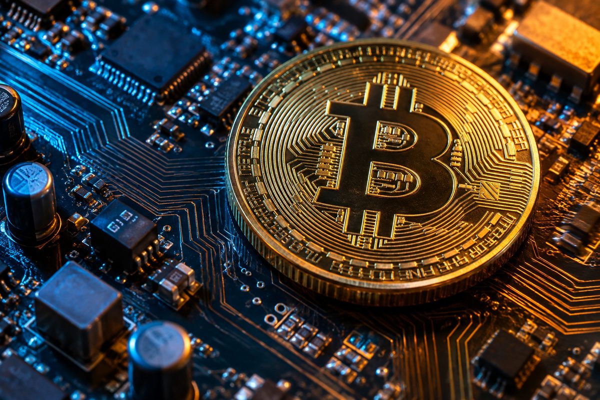 Moneta simbolica del Bitcoin su un circuito elettronico